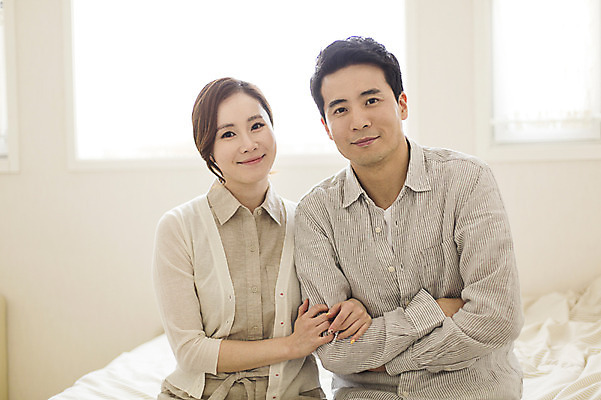 포토 JPG 라이프스타일 부부 여자 남자 여유 모션 휴식 실내 미소 사람 앉기 동양인 상반신 성인 두명 앞모습 30대 팔짱 한국인 침대 부부라이프 장년만 성인만 국내포토 커플 감정 뷰포인트 가구 컨셉 표정 인종 내부 생활 장년 파일형식 생활용품 관계 오브젝트