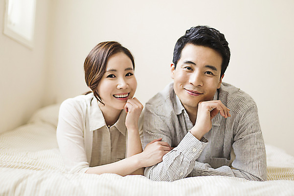포토 JPG 라이프스타일 부부 여자 남자 여유 엎드리기 모션 휴식 실내 미소 사람 동양인 손짓 상반신 성인 두명 앞모습 30대 눕기 턱괴기 침실 한국인 침대 부부라이프 장년만 성인만 국내포토 커플 감정 뷰포인트 가구 컨셉 표정 인종 내부 생활 장년 파일형식 생활용품 관계 오브젝트