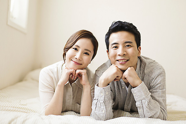 포토 JPG 라이프스타일 부부 여자 남자 여유 엎드리기 모션 휴식 실내 미소 사람 동양인 손짓 상반신 성인 두명 앞모습 30대 턱괴기 침실 한국인 침대 부부라이프 장년만 성인만 국내포토 커플 감정 뷰포인트 가구 컨셉 표정 인종 내부 생활 장년 파일형식 생활용품 관계 오브젝트