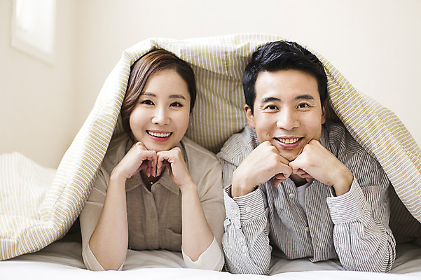 포토 JPG 라이프스타일 부부 여자 남자 엎드리기 장난 모션 휴식 실내 미소 사람 동양인 손짓 상반신 성인 두명 앞모습 30대 턱괴기 이불 한국인 침대 부부라이프 장년만 성인만 국내포토 커플 뷰포인트 가구 컨셉 침구 표정 인종 내부 생활 장년 파일형식 생활용품 관계 오브젝트