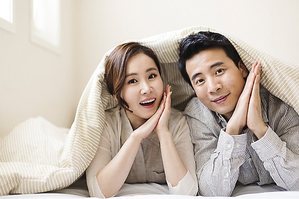 포토 JPG 라이프스타일 부부 여자 남자 여유 엎드리기 장난 모션 휴식 실내 미소 사람 동양인 손짓 상반신 성인 두명 30대 침실 이불 한국인 침대 쓴 부부라이프 장년만 성인만 국내포토 커플 감정 가구 컨셉 침구 표정 인종 내부 생활 장년 파일형식