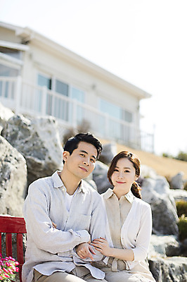포토 JPG 주간 라이프스타일 부부 여자 남자 여유 벤치 모션 휴식 미소 사람 앉기 동양인 상반신 성인 야외 두명 앞모습 30대 팔짱 한국인 바위 부부라이프 장년만 성인만 국내포토 자연요소 커플 감정 뷰포인트 컨셉 의자 표정 인종 생활 장년 파일형식 가구 관계 생활용품 오브젝트