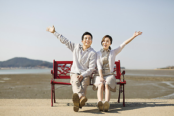 포토 JPG 주간 전신 라이프스타일 부부 여자 남자 여유 바다 벤치 모션 휴식 그림자 미소 사람 앉기 동양인 손짓 성인 야외 두명 앞모습 30대 한국인 갯벌 손뻗기 부부라이프 장년만 성인만 국내포토 자연요소 커플 감정 뷰포인트 컨셉 의자 표정 인종 생활 장년 파일형식 가구 관계 생활용품 오브젝트