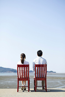 포토 JPG 주간 전신 라이프스타일 부부 여자 남자 여유 바다 의자 모션 하늘 휴식 그림자 사람 앉기 동양인 성인 야외 두명 뒷모습 30대 한국인 갯벌 부부라이프 장년만 성인만 국내포토 자연요소 커플 감정 뷰포인트 가구 컨셉 인종 생활 장년 파일형식 생활용품 관계 오브젝트