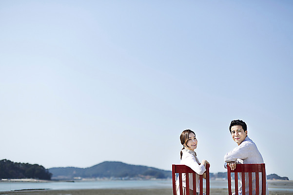 포토 JPG 주간 라이프스타일 부부 여자 남자 여유 바다 의자 모션 하늘 휴식 사람 앉기 동양인 상반신 성인 야외 두명 뒷모습 30대 한국인 뒤돌아보기 갯벌 부부라이프 장년만 성인만 국내포토 자연요소 커플 감정 뷰포인트 가구 컨셉 인종 생활 장년 파일형식 생활용품 관계 오브젝트