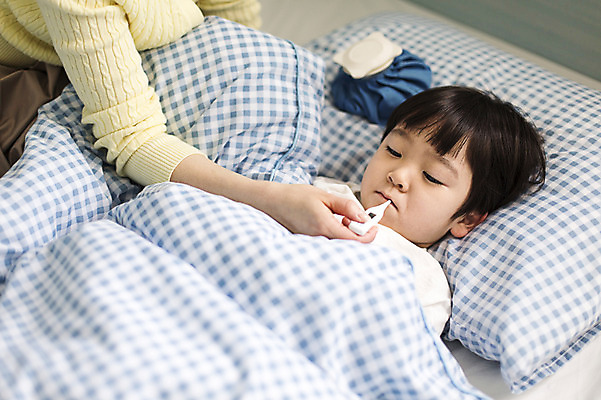 포토 JPG 주간 라이프스타일 손 여자 남자 아들 어린이 가족 베개 모션 엄마 사람 동양인 상반신 성인 야외 두명 앞모습 신체부위 치료 30대 눕기 화목 이불 고통 한국인 침대 가족라이프 보호 온도계 체온계 얼음팩 국내포토 자연요소 감정 뷰포인트 가구 컨셉 의학 관계 침구 인종 생활 장년 파일형식