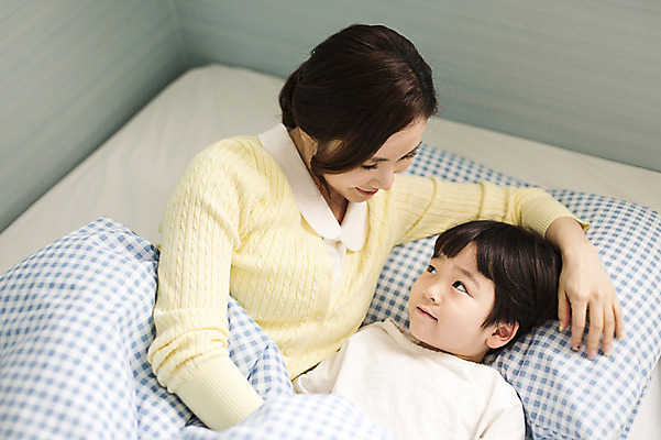 포토 JPG 라이프스타일 여자 남자 아들 어린이 가족 베개 모션 엄마 휴식 실내 미소 사람 동양인 상반신 성인 두명 앞모습 30대 눕기 마주보기 화목 이불 한국인 침대 가족라이프 보호 국내포토 뷰포인트 가구 컨셉 관계 침구 표정 인종 내부 생활 장년 파일형식