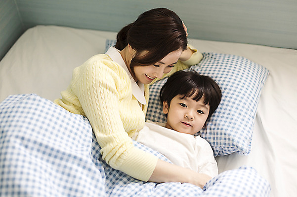 포토 JPG 라이프스타일 여자 남자 아들 어린이 가족 베개 안기 모션 엄마 휴식 실내 미소 사람 동양인 상반신 성인 두명 앞모습 30대 눕기 화목 이불 한국인 침대 가족라이프 보호 국내포토 뷰포인트 가구 컨셉 관계 침구 표정 인종 내부 생활 장년 파일형식