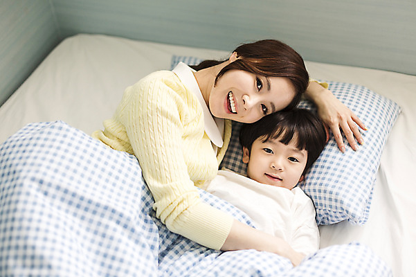 포토 JPG 라이프스타일 여자 남자 아들 가족 베개 모션 엄마 휴식 실내 미소 사람 동양인 성인 두명 앞모습 30대 눕기 화목 이불 한국인 침대 가족라이프 보호 장년만 성인만 국내포토 뷰포인트 가구 컨셉 관계 침구 표정 인종 내부 생활 장년 파일형식