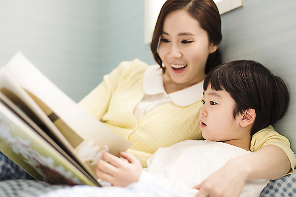 포토 JPG 라이프스타일 여자 남자 아들 어린이 가족 모션 엄마 실내 미소 들기 사람 동양인 상반신 성인 두명 옆모습 책 30대 눕기 독서 기댐 화목 한국인 침대 가족라이프 보호 읽기 동화책 국내포토 뷰포인트 가구 컨셉 관계 표정 인종 내부 생활 장년 파일형식