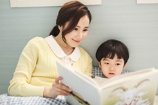 포토 JPG 라이프스타일 여자 남자 아들 어린이 가족 모션 엄마 실내 미소 들기 사람 앉기 동양인 상반신 성인 두명 앞모습 책 30대 독서 기댐 화목 한국인 침대 가족라이프 보호 동화책 국내포토 뷰포인트 가구 컨셉 관계 표정 인종 내부 생활 장년 파일형식