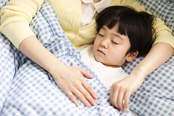 포토 JPG 라이프스타일 여자 남자 아들 어린이 가족 베개 모션 엄마 실내 사람 동양인 손짓 상반신 성인 두명 앞모습 30대 눕기 눈감음 화목 이불 한국인 침대 잠 가족라이프 보호 국내포토 뷰포인트 가구 컨셉 관계 침구 인종 내부 생활 장년 파일형식