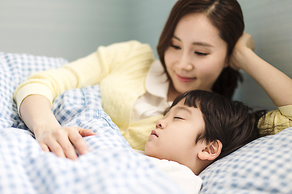 포토 JPG 라이프스타일 여자 남자 아들 어린이 가족 베개 모션 엄마 실내 미소 사람 동양인 상반신 성인 두명 옆모습 30대 눕기 눈감음 화목 이불 한국인 침대 잠 가족라이프 보호 국내포토 뷰포인트 가구 컨셉 관계 침구 표정 인종 내부 생활 장년 파일형식