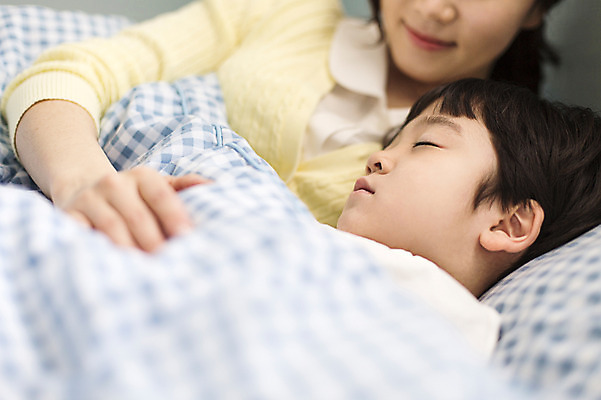 포토 JPG 라이프스타일 여자 남자 아들 어린이 가족 베개 모션 엄마 실내 미소 사람 동양인 손짓 상반신 성인 두명 옆모습 30대 눕기 눈감음 화목 이불 한국인 침대 잠 가족라이프 보호 국내포토 뷰포인트 가구 컨셉 관계 침구 표정 인종 내부 생활 장년 파일형식