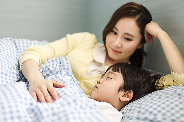 포토 JPG 라이프스타일 여자 남자 아들 어린이 가족 베개 모션 엄마 실내 미소 사람 동양인 손짓 상반신 성인 두명 30대 눕기 눈감음 화목 이불 한국인 침대 잠 가족라이프 보호 국내포토 가구 컨셉 관계 침구 표정 인종 내부 생활 장년 파일형식