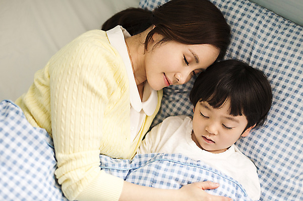 포토 JPG 라이프스타일 여자 남자 아들 어린이 가족 베개 모션 엄마 실내 미소 사람 동양인 손짓 성인 두명 앞모습 옆모습 30대 눕기 눈감음 화목 이불 한국인 침대 잠 가족라이프 보호 국내포토 뷰포인트 가구 컨셉 관계 침구 표정 인종 내부 생활 장년 파일형식