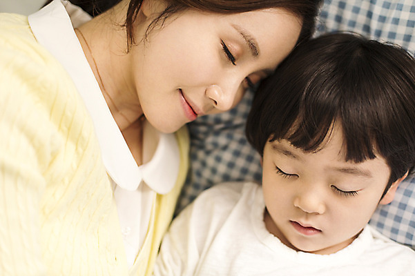 포토 JPG 라이프스타일 여자 남자 아들 어린이 가족 베개 모션 엄마 실내 미소 사람 동양인 상반신 성인 두명 앞모습 옆모습 30대 눕기 화목 한국인 침대 잠 가족라이프 보호 국내포토 뷰포인트 가구 컨셉 관계 침구 표정 인종 내부 생활 장년 파일형식