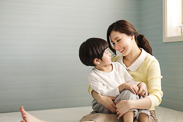 포토 JPG 전신 라이프스타일 여자 남자 아들 어린이 장난 가족 안기 모션 놀이 엄마 실내 미소 사람 앉기 동양인 상반신 성인 두명 앞모습 옆모습 30대 마주보기 화목 한국인 가족라이프 보호 국내포토 뷰포인트 컨셉 관계 표정 인종 내부 생활 장년 파일형식