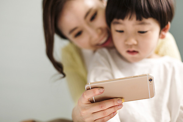 포토 JPG 라이프스타일 응시 여자 남자 아들 어린이 가족 모션 엄마 실내 미소 들기 사람 앉기 동양인 상반신 성인 두명 앞모습 30대 스마트폰 화목 한국인 가족라이프 보호 국내포토 시선 뷰포인트 컨셉 관계 표정 인종 내부 생활 장년 핸드폰 스마트기기 파일형식