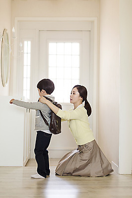 포토 JPG 전신 라이프스타일 여자 남자 아들 어린이 가방 가족 모션 엄마 실내 서기 사람 앉기 동양인 성인 두명 옆모습 30대 화목 한국인 가족라이프 보호 현관문 준비 매기 국내포토 잡화 뷰포인트 컨셉 관계 인종 내부 생활 장년 문 파일형식