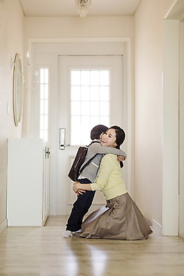 포토 JPG 전신 라이프스타일 여자 남자 아들 어린이 가족 모션 포옹 엄마 실내 서기 미소 사람 앉기 동양인 성인 두명 옆모습 30대 화목 한국인 가족라이프 보호 현관문 국내포토 뷰포인트 컨셉 관계 안기 표정 인종 내부 생활 장년 문 파일형식