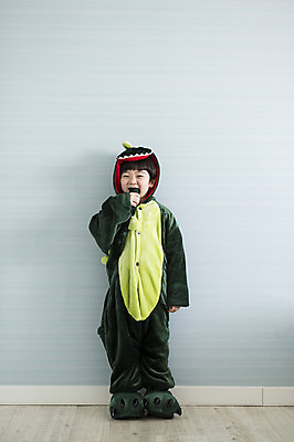 포토 JPG 전신 라이프스타일 옷 남자 아들 어린이 모션 실내 한명 서기 미소 사람 동양인 소년 앞모습 잠옷 한국인 가족라이프 공룡 소년한명만 동물옷 국내포토 1 뷰포인트 가족 파충류 표정 인종 내부 생활 남자한명만 소년만 파일형식