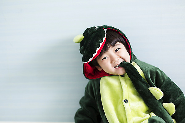 포토 JPG 라이프스타일 옷 남자 아들 어린이 모션 실내 표정 한명 서기 사람 동양인 소년 상반신 앞모습 잠옷 한국인 가족라이프 유머 공룡 소년한명만 동물옷 국내포토 1 감정 뷰포인트 가족 파충류 인종 내부 생활 남자한명만 소년만 파일형식