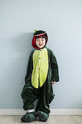 포토 JPG 전신 라이프스타일 옷 남자 아들 어린이 모션 실내 한명 서기 미소 사람 동양인 소년 앞모습 잠옷 한국인 가족라이프 공룡 소년한명만 동물옷 국내포토 1 뷰포인트 가족 파충류 표정 인종 내부 생활 남자한명만 소년만 파일형식
