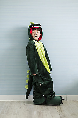 포토 JPG 전신 라이프스타일 옷 남자 아들 어린이 모션 실내 한명 서기 미소 사람 동양인 소년 옆모습 잠옷 한국인 가족라이프 공룡 소년한명만 동물옷 국내포토 1 뷰포인트 가족 파충류 표정 인종 내부 생활 남자한명만 소년만 파일형식