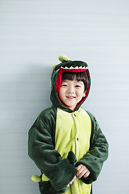 포토 JPG 라이프스타일 옷 남자 아들 어린이 모션 실내 한명 서기 미소 사람 동양인 소년 상반신 앞모습 잠옷 한국인 가족라이프 공룡 소년한명만 동물옷 국내포토 1 뷰포인트 가족 파충류 표정 인종 내부 생활 남자한명만 소년만 파일형식