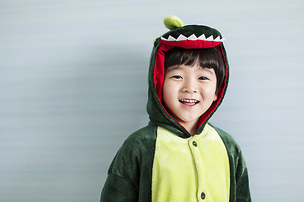 포토 JPG 라이프스타일 옷 남자 아들 어린이 모션 실내 한명 서기 사람 동양인 소년 상반신 앞모습 잠옷 한국인 가족라이프 공룡 소년한명만 동물옷 국내포토 1 뷰포인트 가족 파충류 인종 내부 생활 남자한명만 소년만 파일형식