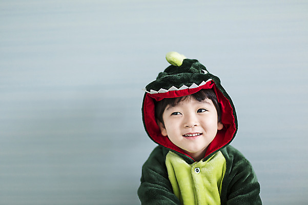 포토 JPG 라이프스타일 옷 남자 아들 어린이 모션 실내 한명 서기 미소 사람 동양인 소년 상반신 앞모습 잠옷 한국인 가족라이프 공룡 소년한명만 동물옷 국내포토 1 뷰포인트 가족 파충류 표정 인종 내부 생활 남자한명만 소년만 파일형식
