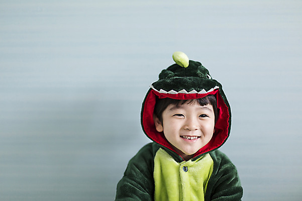 포토 JPG 라이프스타일 옷 남자 아들 어린이 모션 실내 한명 서기 미소 사람 동양인 소년 상반신 앞모습 잠옷 한국인 가족라이프 공룡 소년한명만 동물옷 국내포토 1 뷰포인트 가족 파충류 표정 인종 내부 생활 남자한명만 소년만 파일형식