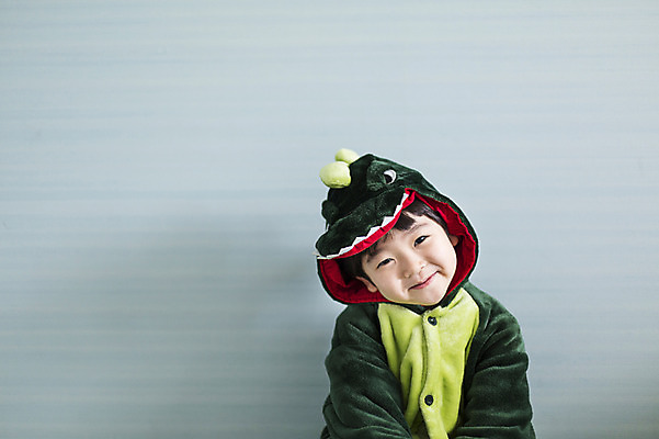 포토 JPG 라이프스타일 옷 남자 아들 어린이 모션 실내 한명 서기 미소 사람 동양인 소년 상반신 앞모습 잠옷 한국인 가족라이프 공룡 소년한명만 동물옷 국내포토 1 뷰포인트 가족 파충류 표정 인종 내부 생활 남자한명만 소년만 파일형식
