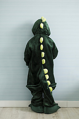 포토 JPG 전신 라이프스타일 옷 남자 아들 어린이 모션 실내 한명 서기 사람 동양인 소년 뒷모습 잠옷 한국인 가족라이프 공룡 소년한명만 동물옷 국내포토 1 뷰포인트 가족 파충류 인종 내부 생활 남자한명만 소년만 파일형식