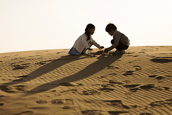 포토 JPG 주간 전신 라이프스타일 여자 남자 딸 아들 어린이 모래 가족 모션 놀이 휴식 남매 그림자 사람 앉기 동양인 소녀 소년 야외 두명 옆모습 모래사장 한국인 가족라이프 충청남도 역광 태안 신두리해안사구 어린이만 국내포토 자연요소 바다 뷰포인트 컨셉 관계 인종 생활 모래언덕 충청도 파일형식
