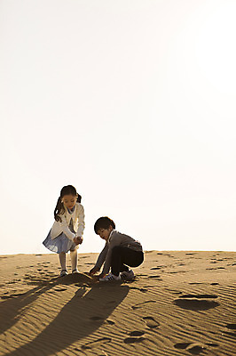 포토 JPG 주간 전신 라이프스타일 여자 남자 딸 아들 어린이 모래 가족 모션 놀이 하늘 휴식 남매 그림자 서기 사람 앉기 동양인 소녀 소년 야외 두명 앞모습 옆모습 모래사장 한국인 가족라이프 충청남도 태안 신두리해안사구 어린이만 국내포토 자연요소 바다 뷰포인트 컨셉 관계 인종 생활 모래언덕 충청도 파일형식