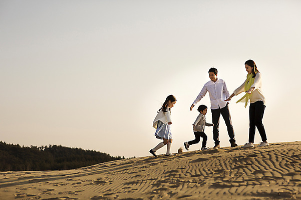 포토 JPG 주간 전신 라이프스타일 여자 남자 딸 아들 어린이 모래 가족 모션 하늘 엄마 남매 서기 사람 동양인 소녀 소년 여러명 성인 야외 앞모습 옆모습 30대 모래사장 달리기 노을 한국인 가족라이프 아빠 충청남도 태안 신두리해안사구 국내포토 자연요소 바다 뷰포인트 다수 관계 인종 생활 장년 모래언덕 충청도 파일형식