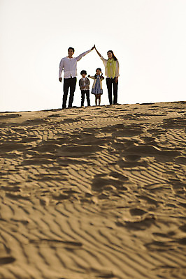 포토 JPG 주간 전신 모양 라이프스타일 여자 남자 딸 아들 어린이 모래 가족 모션 하늘 엄마 부동산 남매 서기 사람 동양인 손짓 소녀 소년 여러명 성인 야외 앞모습 30대 모래사장 손들기 한국인 가족라이프 아빠 충청남도 태안 신두리해안사구 집모양 국내포토 자연요소 바다 뷰포인트 다수 관계 인종 생활 장년 재산 모래언덕 충청도 파일형식