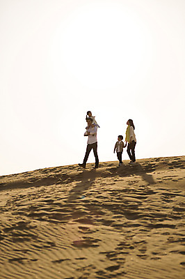 포토 JPG 주간 전신 라이프스타일 여자 남자 딸 아들 어린이 모래 가족 모션 하늘 엄마 남매 사람 동양인 소녀 소년 여러명 성인 야외 옆모습 30대 모래사장 걷기 한국인 가족라이프 목말 아빠 충청남도 태안 신두리해안사구 국내포토 자연요소 바다 뷰포인트 다수 관계 인종 생활 장년 모래언덕 충청도 파일형식