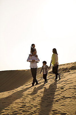 포토 JPG 주간 전신 라이프스타일 여자 남자 딸 아들 어린이 모래 가족 모션 하늘 엄마 남매 그림자 사람 동양인 소녀 소년 여러명 성인 야외 앞모습 30대 모래사장 걷기 한국인 가족라이프 목말 아빠 충청남도 태안 신두리해안사구 국내포토 자연요소 바다 뷰포인트 다수 관계 인종 생활 장년 모래언덕 충청도 파일형식