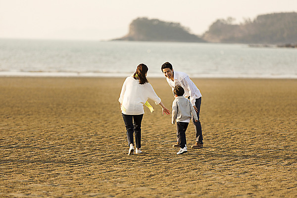 포토 JPG 주간 전신 라이프스타일 여자 남자 딸 아들 어린이 가족 모션 엄마 남매 사람 동양인 소녀 소년 여러명 성인 해변 야외 옆모습 뒷모습 30대 모래사장 걷기 한국인 가족라이프 아빠 충청남도 태안 신두리해변 국내포토 자연요소 바다 뷰포인트 다수 관계 인종 생활 장년 충청도 파일형식