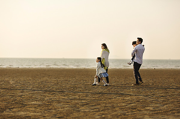 포토 JPG 주간 전신 라이프스타일 여자 남자 딸 아들 어린이 모래 가족 안기 모션 엄마 남매 사람 동양인 소녀 소년 여러명 성인 해변 야외 옆모습 30대 모래사장 걷기 한국인 가족라이프 아빠 충청남도 태안 신두리해변 국내포토 자연요소 바다 뷰포인트 다수 관계 인종 생활 장년 충청도 파일형식