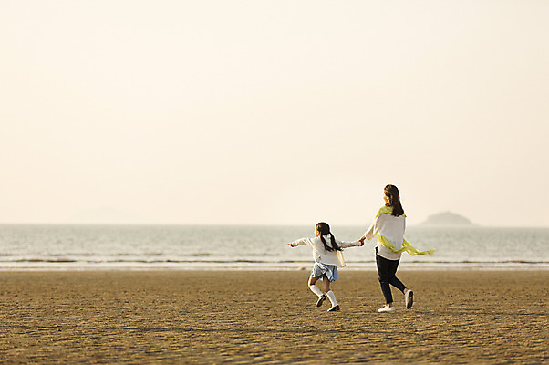 포토 JPG 주간 전신 라이프스타일 여자 딸 어린이 가족 모션 하늘 모녀 엄마 사람 동양인 소녀 소년 성인 해변 야외 두명 뒷모습 30대 걷기 손잡기 한국인 가족라이프 충청남도 태안 신두리해변 국내포토 자연요소 남자 바다 뷰포인트 관계 인종 생활 장년 충청도 파일형식
