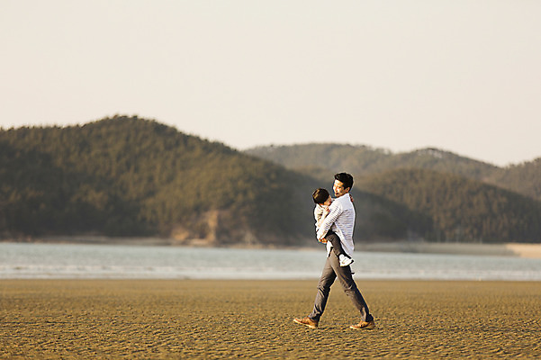 포토 JPG 주간 전신 라이프스타일 남자 아들 어린이 섬 가족 안기 모션 사람 동양인 소녀 소년 성인 해변 야외 두명 옆모습 30대 걷기 한국인 가족라이프 아빠 충청남도 태안 부자지간 신두리해변 국내포토 자연요소 여자 바다 뷰포인트 관계 인종 생활 장년 충청도 파일형식