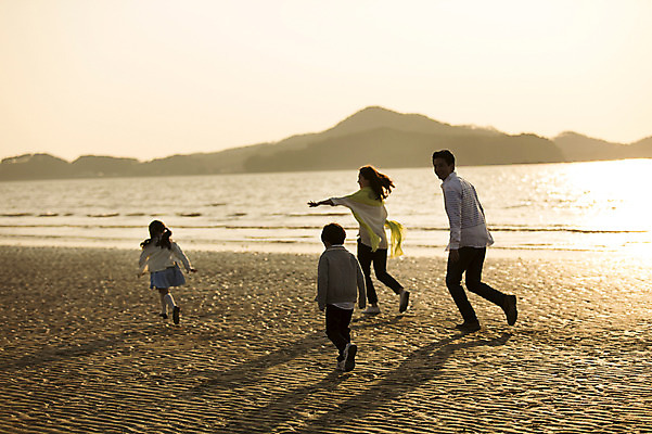 포토 JPG 주간 전신 라이프스타일 여자 남자 딸 아들 어린이 가족 모션 하늘 엄마 남매 그림자 사람 동양인 소녀 소년 여러명 성인 해변 야외 뒷모습 30대 달리기 햇빛 노을 한국인 가족라이프 아빠 충청남도 태안 신두리해변 국내포토 자연요소 바다 뷰포인트 다수 관계 인종 생활 장년 태양 충청도 파일형식