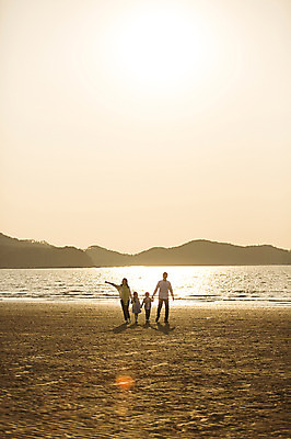 포토 JPG 주간 전신 구름 라이프스타일 여자 남자 딸 아들 어린이 섬 가족 모션 하늘 엄마 남매 그림자 사람 동양인 소녀 소년 여러명 성인 해변 야외 앞모습 30대 햇빛 태양 걷기 노을 손잡기 한국인 가족라이프 아빠 충청남도 역광 태안 신두리해변 국내포토 자연요소 바다 뷰포인트 다수 관계 인종 생활 장년 충청도 파일형식