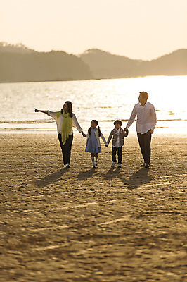 포토 JPG 주간 전신 라이프스타일 여자 남자 딸 아들 어린이 가족 모션 하늘 엄마 남매 그림자 사람 동양인 손짓 소녀 소년 여러명 성인 해변 야외 앞모습 30대 햇빛 걷기 노을 손잡기 한국인 가족라이프 아빠 충청남도 태안 신두리해변 국내포토 자연요소 바다 뷰포인트 다수 관계 인종 생활 장년 태양 충청도 파일형식