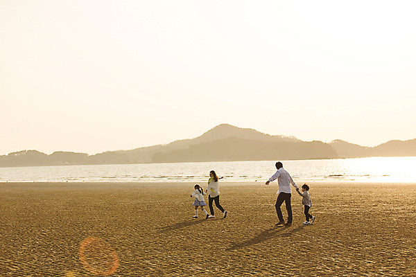 포토 JPG 주간 전신 라이프스타일 여자 남자 딸 아들 어린이 섬 가족 모션 엄마 남매 사람 동양인 소녀 소년 여러명 성인 해변 야외 뒷모습 30대 달리기 햇빛 노을 손잡기 한국인 가족라이프 아빠 충청남도 태안 신두리해변 국내포토 자연요소 바다 뷰포인트 다수 관계 인종 생활 장년 태양 충청도 파일형식