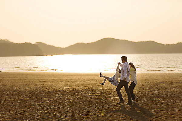 포토 JPG 주간 전신 라이프스타일 여자 남자 딸 아들 어린이 가족 모션 엄마 남매 사람 동양인 손짓 소녀 소년 여러명 성인 해변 야외 30대 햇빛 걷기 노을 손잡기 한국인 가족라이프 아빠 충청남도 태안 신두리해변 들어올리기 국내포토 자연요소 바다 다수 관계 인종 생활 장년 태양 충청도 파일형식